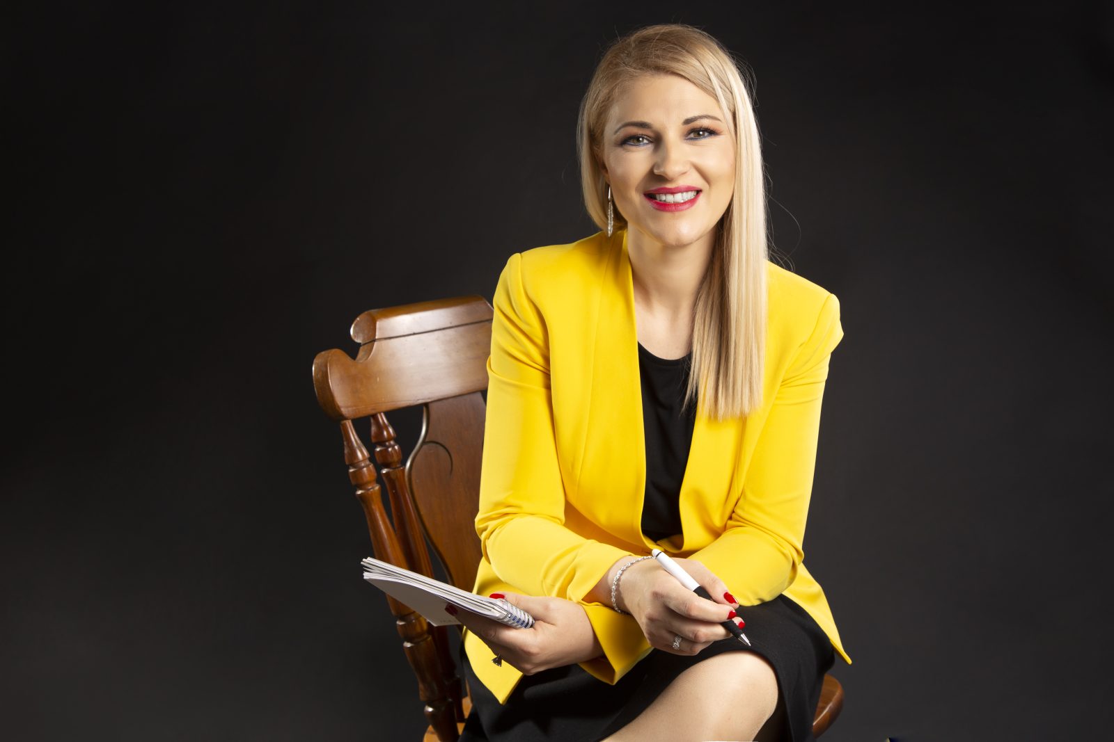 Dr. med. Zorana Pravdić im Studio, sitzend mit Notizblock