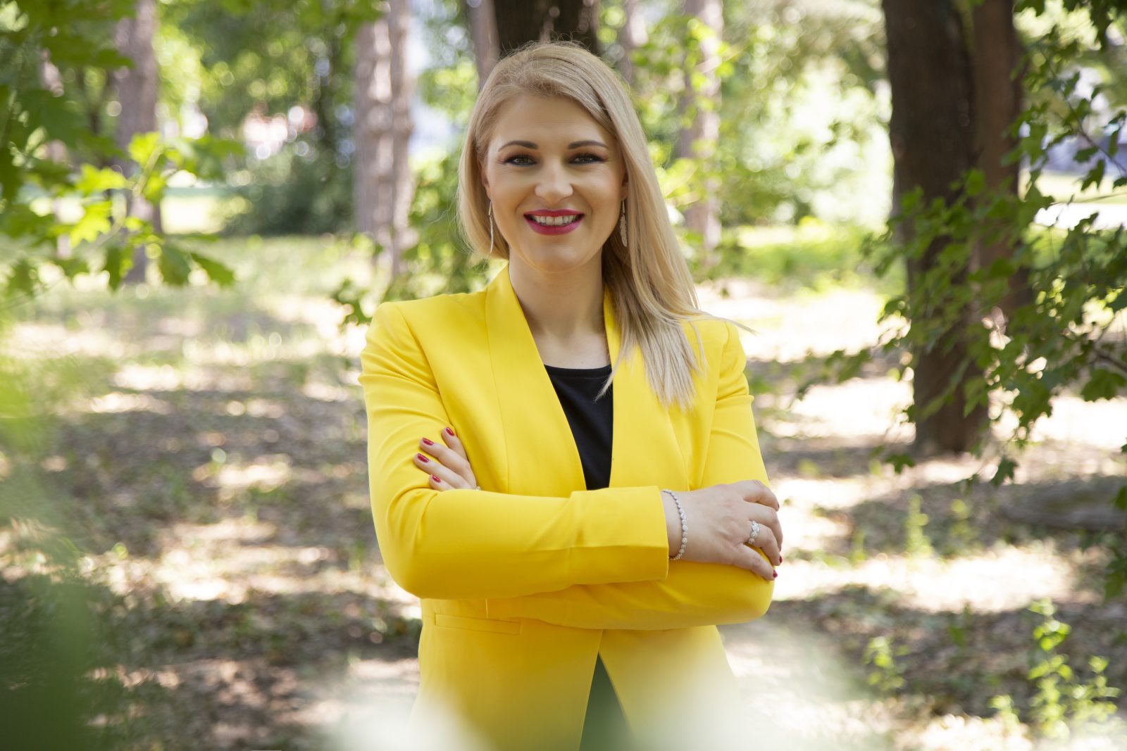 Dr. med. Zorana Pravdić mit verschränkten Armen im Freien